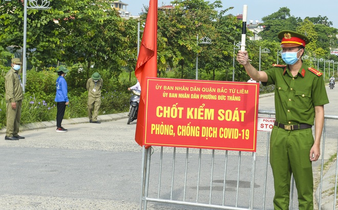 Chốt kiểm soát COVID-19 trên địa bàn phường Đức Thắng, quận Bắc Từ Liêm, Hà Nội.