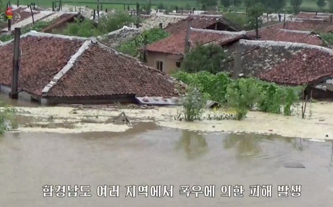 Nhiều ngôi nhà bị ngập lụt ở tỉnh Nam Hamgyong hôm 5/8. Ảnh: KCTV