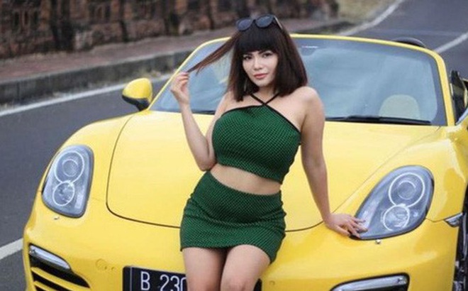 Cô Candy không đeo khẩu trang và mặc đồ gợi cảm đứng cạnh xe hơi trên đường phố ở thủ đô Jakarta. Ảnh: Instagram