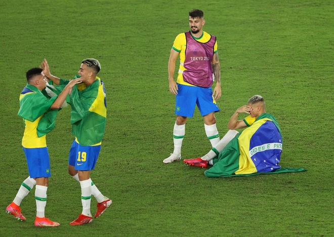 Lão tướng Alves gục khóc sau khi cùng Olympic Brazil giành Huy chương Vàng Olympic - Ảnh 2.