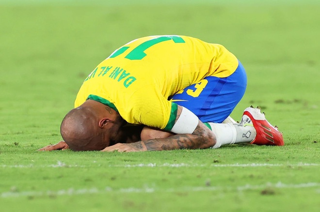 Lão tướng Alves gục khóc sau khi cùng Olympic Brazil giành Huy chương Vàng Olympic - Ảnh 3.