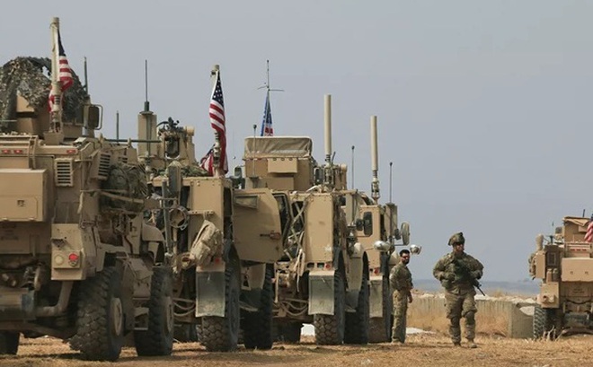 Quân đội Mỹ được cho tiến hành sơ tán thêm 40 tay súng IS tới căn cứ quân sự ở Syria. (Ảnh: AP)