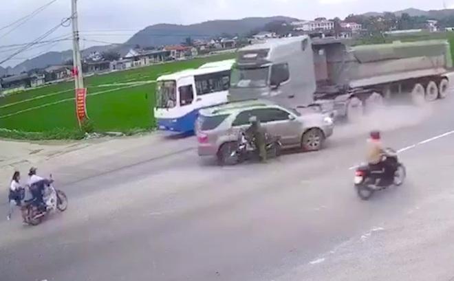 Ảnh minh họa một vụ tai nạn giao thông nghiêm trọng trường đó xảy ra tại ngã tư quốc lộ 1A giao với đường liên xã Quỳnh Văn.