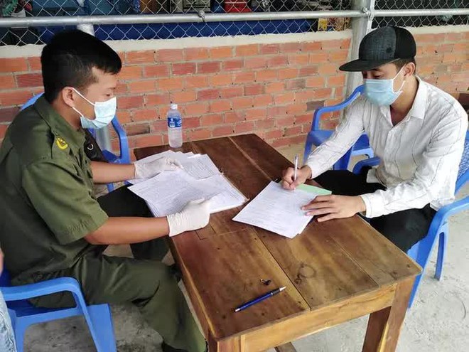 21 nam nữ rủ nhau vào rừng nhậu khi đang giãn cách xã hội, bị phạt 210 triệu đồng - Ảnh 2.