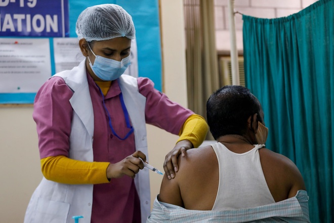 Tin mừng từ vaccine ở Ấn Độ; Bùng dịch mới hàng trăm ca ở Trung Quốc: Quan chức bị kỉ luật, cách chức hàng loạt - Ảnh 1.