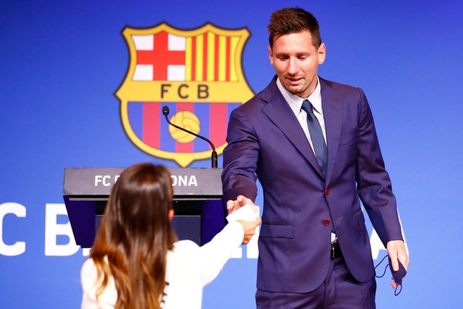 Bà xã tinh tế đưa khăn giấy khi chứng kiến Messi bật khóc - Ảnh 3.
