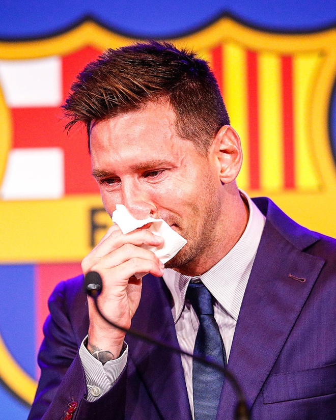 Messi khóc nức nở ngay khi bước vào buổi họp báo chia tay Barcelona - Ảnh 1.