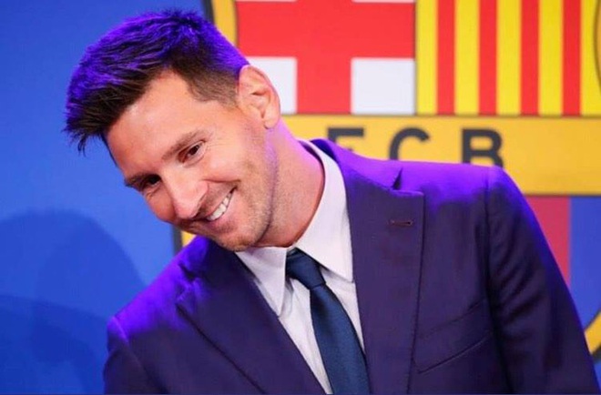 Khoảnh khắc Messi cười rạng rỡ trong ngày nói lời tạm biệt Barcelona - Ảnh 1.