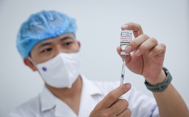 Nhân viên y tế tiêm vắc xin - ảnh Nam Nguyễn