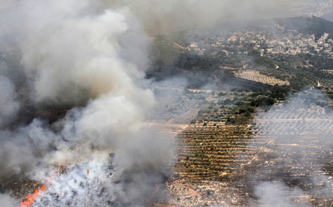Khói bốc lên sau các đợt không kích của Israel tại thị trấn Ibl Al-Saqi và Kfar Hamam, Liban, ngày 4/8/2021. Ảnh: AFP/TTXV