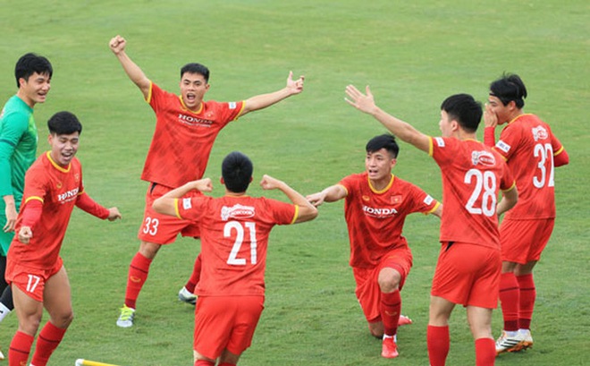 Đội tuyển Việt Nam chơi mini games trước buổi tập chiến thuật chiều 7-8 .Ảnh: VFF