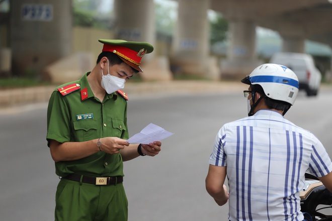 Hà Nội siết chặt sử dụng giấy đi đường: Chuyên gia đề xuất giải pháp chống lây nhiễm Covid-19 - Ảnh 1.