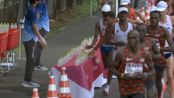 VĐV chạy marathon khiến cộng đồng mạng phẫn nộ vì hành động không ăn được thì đạp đổ tại Olympic - Ảnh 2.