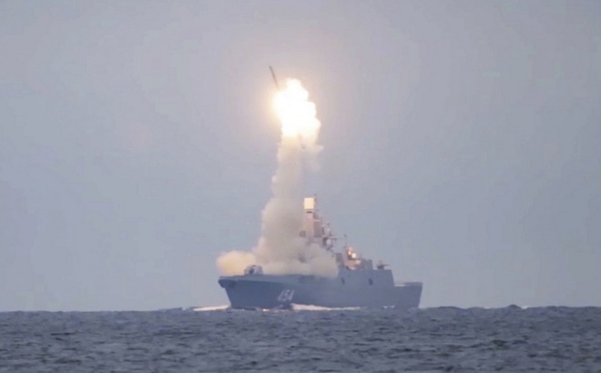 Nga công bố hình ảnh cho thấy tên lửa siêu thanh Zircon được khai hỏa từ tàu Đô đốc Gorshkov. (Ảnh: Bộ Quốc phòng Nga)