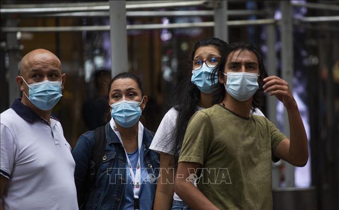 Người dân đeo khẩu trang phòng dịch COVID-19 tại New York, Mỹ ngày 29/7/2021. Ảnh: AFP/TTXVN