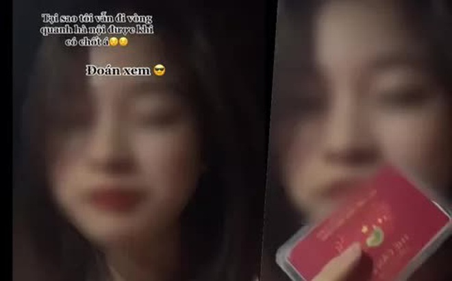 Hình ảnh cô gái khoe "tấm thẻ màu đỏ" để đi vòng quanh Hà Nội khi giãn trên mạng xã hội khiến dư luận