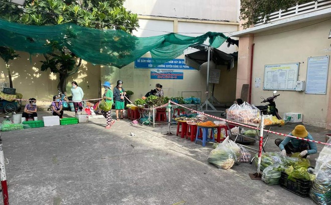 Một điểm bán hàng lưu động tại quận 11 do tiểu thương chợ Bình Thới thực hiện