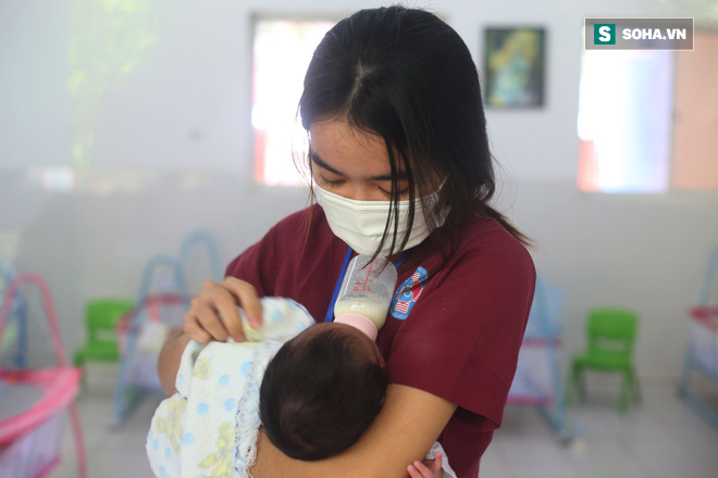 Nữ sinh viên giấu gia đình, ngày đêm đi chăm sóc cho hàng chục trẻ sơ sinh có bố mẹ mắc Covid-19 - Ảnh 2.