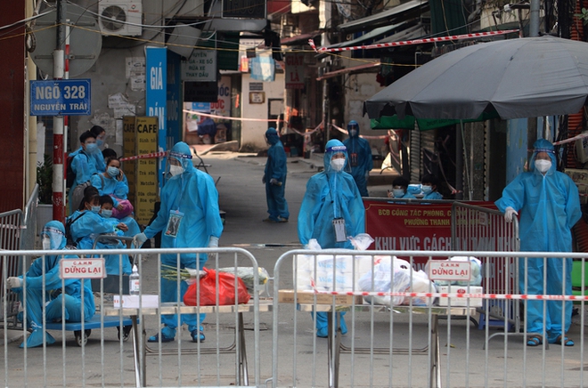 Hà Nội di dời 1.200 người dân ở ổ dịch Thanh Xuân Trung đi cách ly như F1. Giả mạo Vụ trưởng Thanh tra Chính phủ để qua chốt kiểm soát Covid-19 - Ảnh 2.