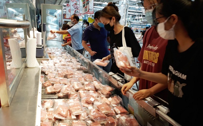 Giá các loại thịt được niêm yết công khai.
