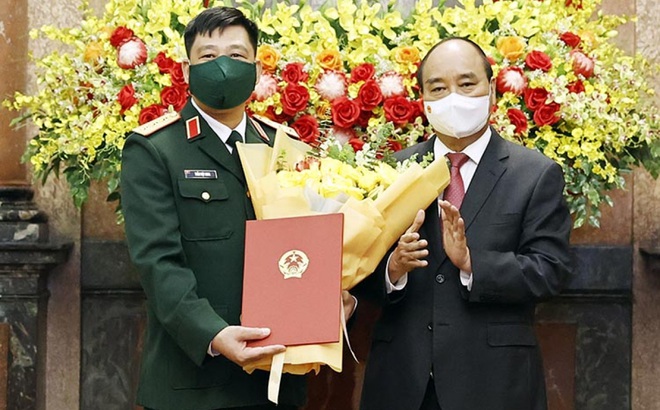 Chủ tịch nước Nguyễn Xuân Phúc trao Quyết định thăng quân hàm và tặng hoa chúc mừng Thượng tướng Trần Việt Khoa.
