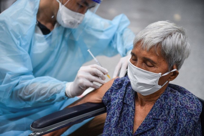 Gần 15.000 ca mắc/ngày, cảnh tượng ở láng giềng Việt Nam làm các nước ao ước; Lô vaccine AstraZeneca lớn nhất đã về Việt Nam - Ảnh 1.