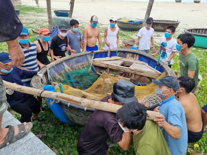 Ngư dân Đà Nẵng vừa chống dịch vừa ra sức chạy bão Côn Sơn - Ảnh 3.