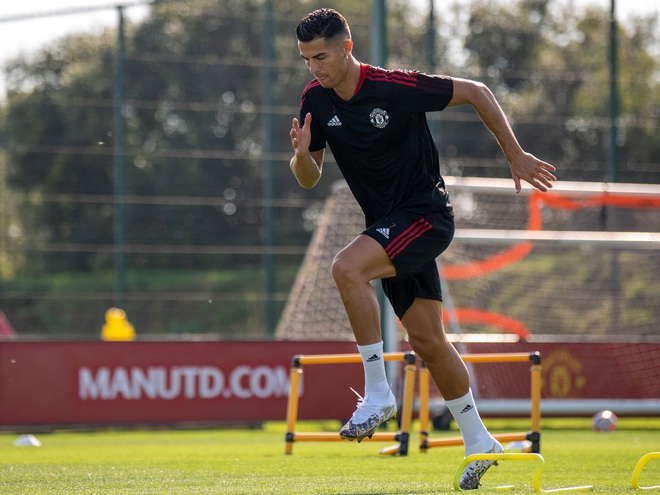 Ronaldo lần đầu tiên mặc áo MU và sải bước trên sân Old Trafford sau 12 năm - Ảnh 3.