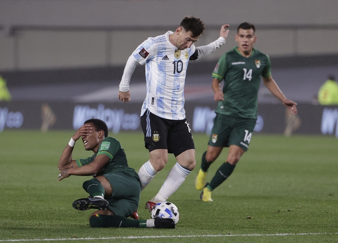 Messi bật khóc khi phá kỷ lục ghi bàn của huyền thoại Pele - Ảnh 1.