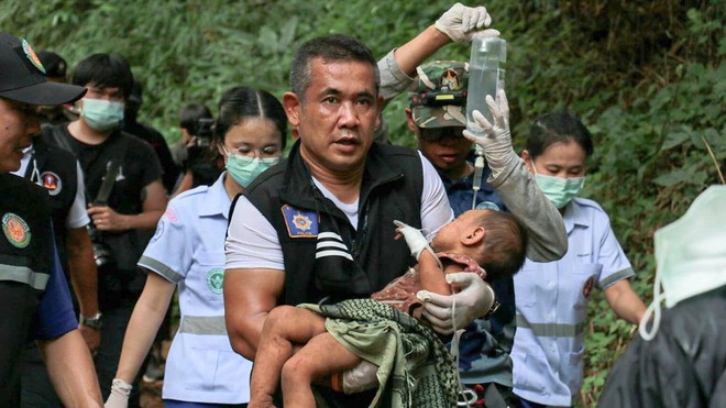 Bé gái mất tích 3 ngày được tìm thấy trong rừng, bố mẹ xót xa khi nhìn tình trạng con - Ảnh 1.