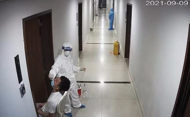 Nhân viên y tế lẫy mẫu xét nghiệm tại nhà bên trong chung cư 69 Vũ Trọng Phụng. Ảnh: CTV