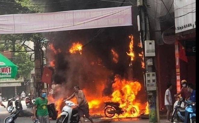 Cửa hàng bùng cháy dữ dội sau khi đối tượng Huy ném "bom xăng" vào bên trong