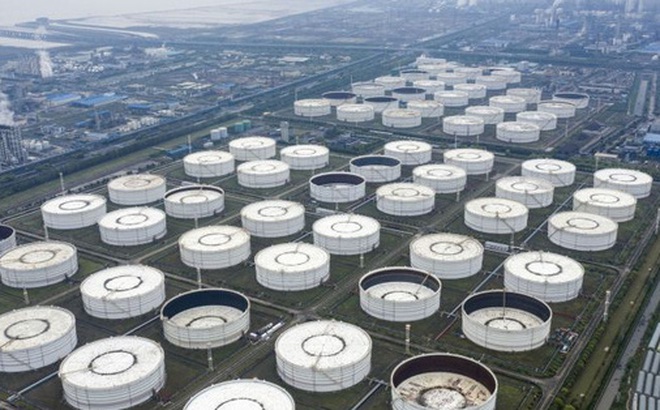 Các bể chứa dầu ở ngoại ô TP Ninh Ba, tỉnh Chiết Giang - Trung Quốc. Ảnh: Bloomberg
