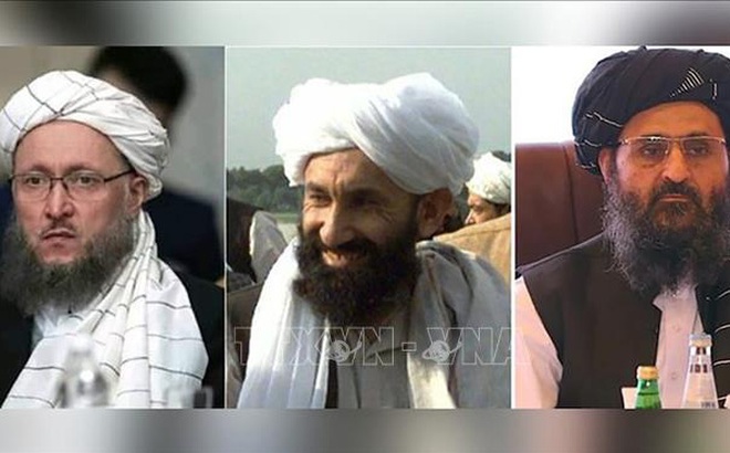 Các thành viên trong Chính phủ mới do Taliban thiết lập: Thủ tướng Mullah Muhammad Hassan Akhund (giữa) và Phó Thủ tướng Mullah Abdul Ghani Baradar (phải). Ảnh: India Today/TTXVN