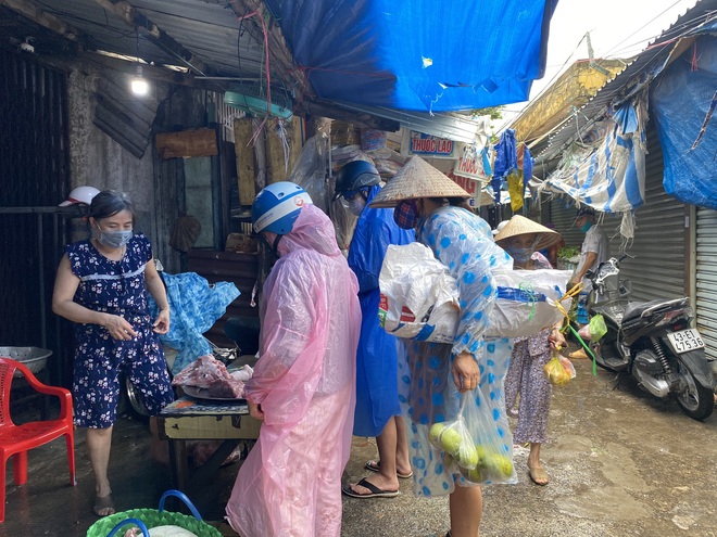 Xót xa cảnh người Đà Nẵng chạy ngược chạy xuôi mua đồ về chống bão giữa tâm dịch - Ảnh 8.