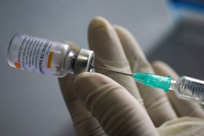 So sánh 3 vaccine Mỹ: 1 vaccine đang có ở Việt Nam đứng đầu về ngăn ngừa nhập viện - TQ thử nghiệm vaccine cho trẻ từ 6 tháng tuổi - Ảnh 1.