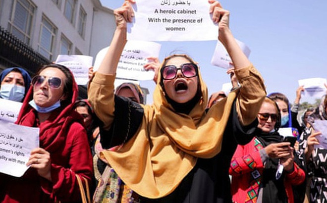 Phụ nữ biểu tình đòi quyền lợi ở thủ đô Kabul - Afghanistan. Ảnh: Reuters