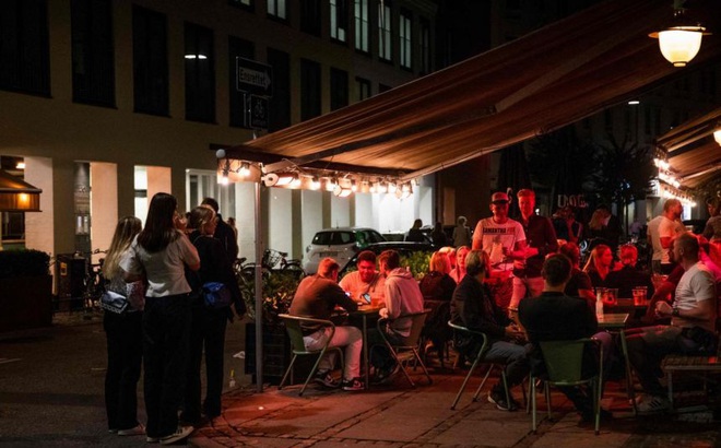 Một quán rượu ở Copenhagen vào đêm 2/9. Ảnh: AFP