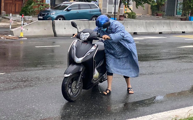 Người phụ nữ bị gió bão Côn Sơn giật mạnh không thể điều khiển xe trên đường phố Đà Nẵng