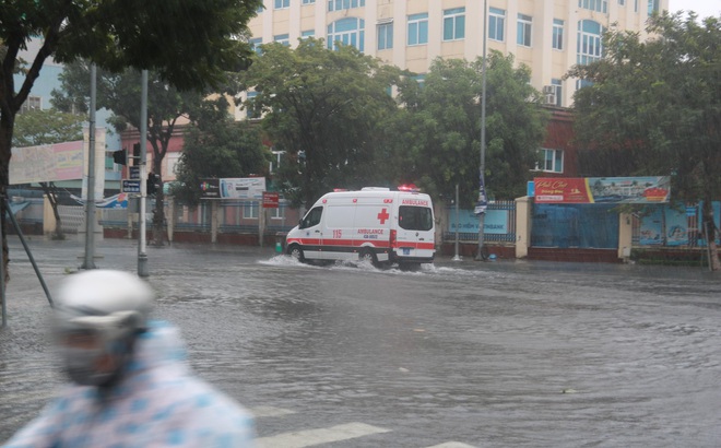 Xe cứu thương vận chuyển bệnh nhân mắc Covid-19 vội vã di chuyển trong mưa, gió ở Đà Nẵng. Ảnh: Báo Tiền phong.