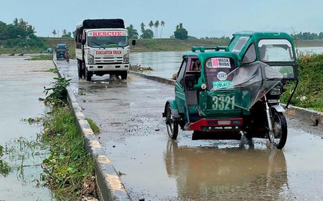 Nước sông dâng cao do ảnh hưởng của siêu bão Chanthu tiến gần đến Cauayan, tỉnh Isabela, miền Bắc Philippines hôm 10-9. Ảnh: AP