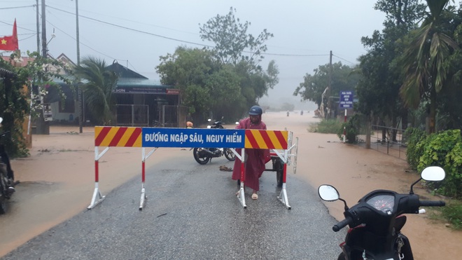 Nhân viên y tế vượt lũ lấy mẫu xét nghiệm, truy vết Covid-19 trong đêm - Ảnh 3.