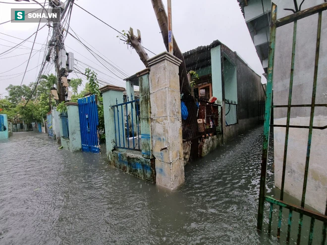 Khu dân cư khổn khổ vì mưa là ngập ngay giữa trung tâm Đà Nẵng - Ảnh 1.