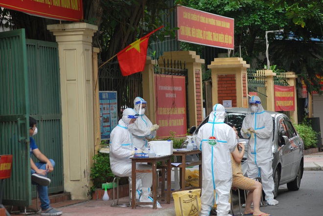 Hà Nội: Gỡ phong toả hàng loạt khu vực cách ly tại ổ dịch ở Hoàng Mai, Đống Đa, Hoàn Kiếm; Phát hiện thêm 2 ca mắc Covid-19 - Ảnh 1.