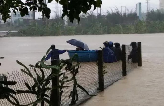  Quảng Ngãi mưa trắng trời, nhiều nơi ngập nặng, lũ lên nhanh  - Ảnh 2.