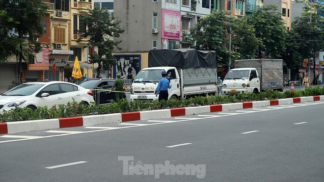 Xe máy nườm nượp đi ngược chiều né chốt kiểm soát khu vực ra vào vùng đỏ của Hà Nội - Ảnh 2.