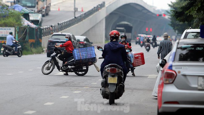 Xe máy nườm nượp đi ngược chiều né chốt kiểm soát khu vực ra vào vùng đỏ của Hà Nội - Ảnh 3.