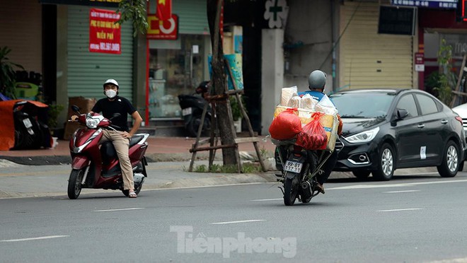 Xe máy nườm nượp đi ngược chiều né chốt kiểm soát khu vực ra vào vùng đỏ của Hà Nội - Ảnh 7.