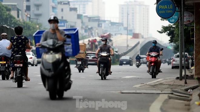 Xe máy nườm nượp đi ngược chiều né chốt kiểm soát khu vực ra vào vùng đỏ của Hà Nội - Ảnh 8.