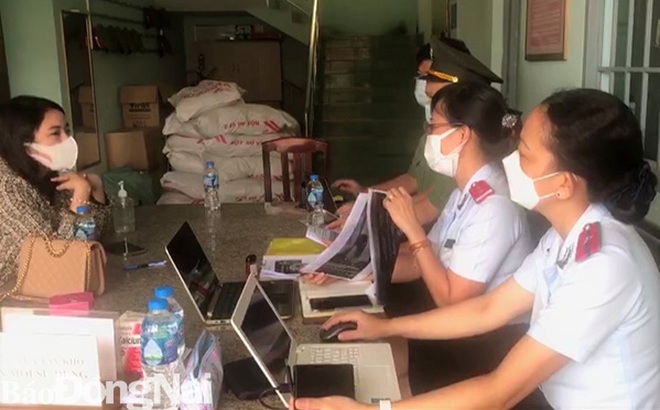 Lực lượng chức năng làm việc với chị S. Ảnh: báo Đồng Nai